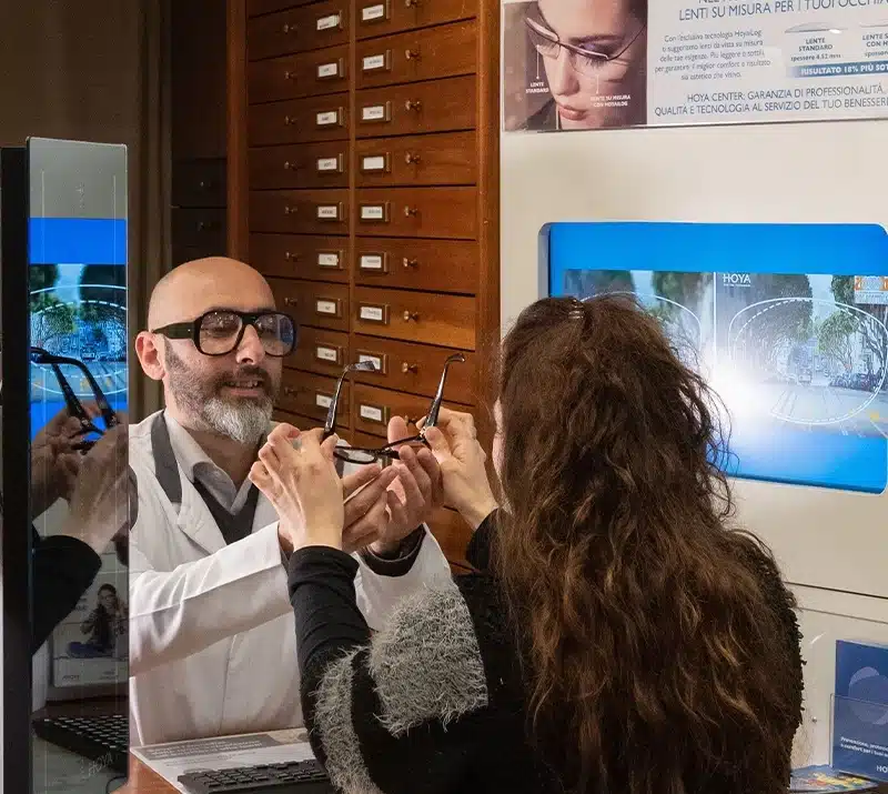 Audagna Marco Consegna occhiale 1 Ottica Poliottica Optometristi Imperia Oneglia Shop Negozio Occhiali Vista Sole Lenti a Contatto Ipovisione 800x715 Audagna Marco Consegna occhiale 1 Ottica Poliottica Optometristi Imperia Oneglia Shop Negozio Occhiali Vista Sole Lenti a Contatto Ipovisione 800x715