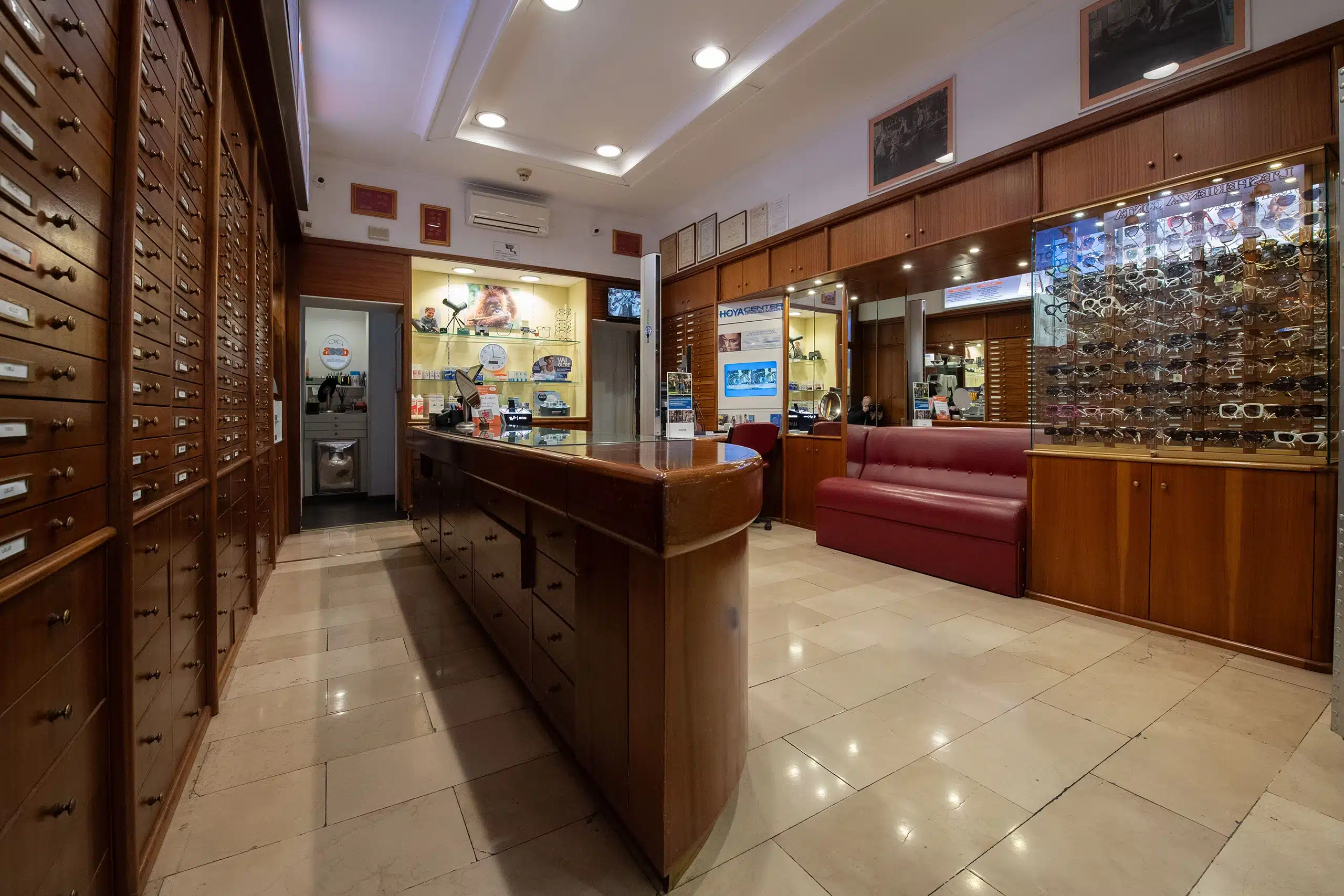 El interior de la tienda Poliottica de Imperia con sus paredes de monturas El interior de la tienda Poliottica de Imperia con sus paredes de monturas