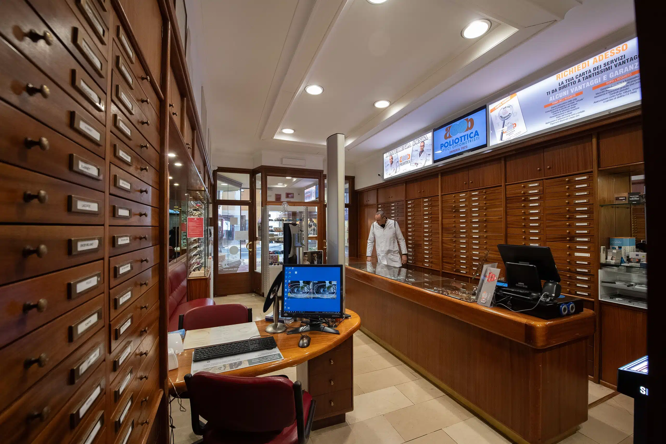 Der Refraktionsraum im Geschäft Poliottica in Imperia Der Refraktionsraum im Geschäft Poliottica in Imperia