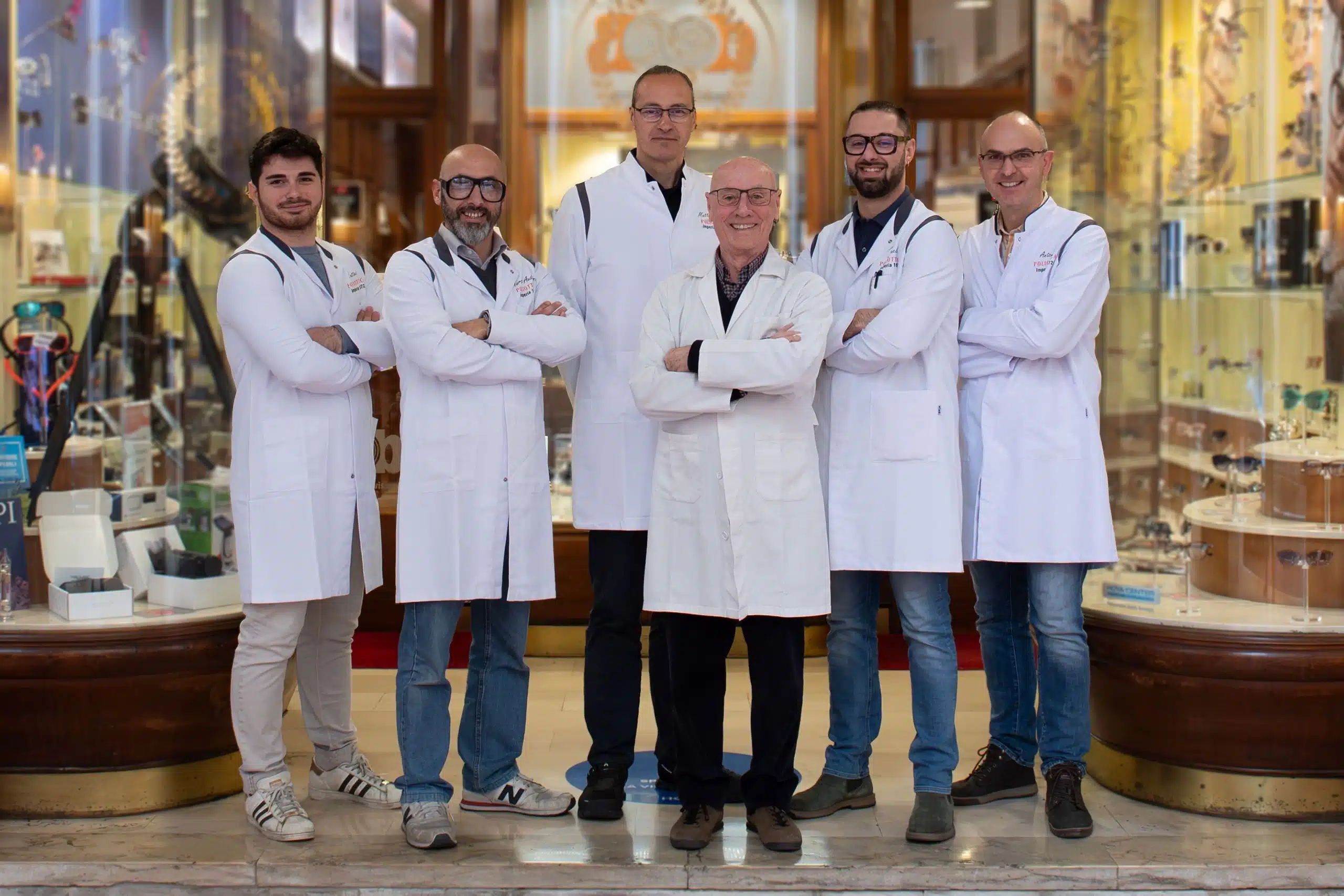 Team Audagna Barletta Fronte Negozio sfocatura Ottica Poliottica Optometristi Imperia Oneglia Shop Negozio Occhiali Vista Sole Lenti a Contatto Ipovisione 2560x1707.webp