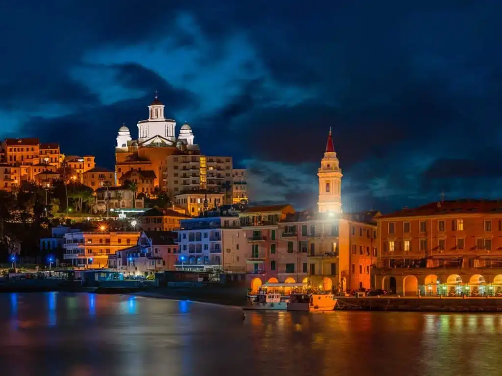 Porto Maurizio e Oneglia di notte, le due anime di Imperia Porto Maurizio e Oneglia di notte, le due anime di Imperia