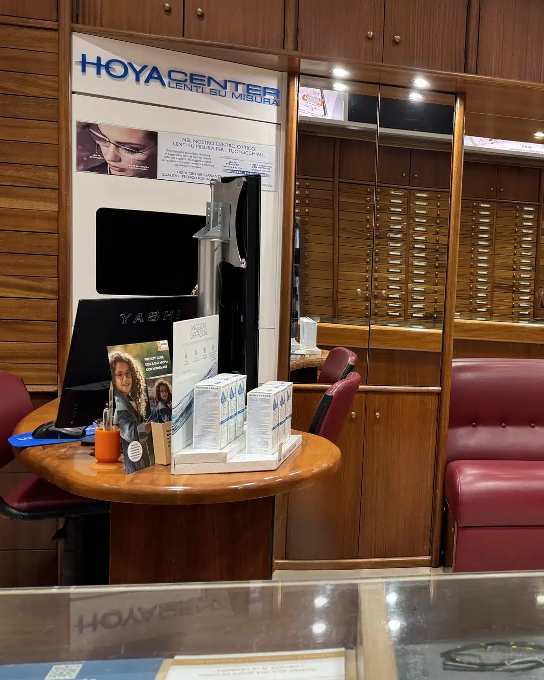 Der Hoya-Center-Platz für Maßgläser im Geschäft Poliottica in Imperia Der Hoya-Center-Platz für Maßgläser im Geschäft Poliottica in Imperia