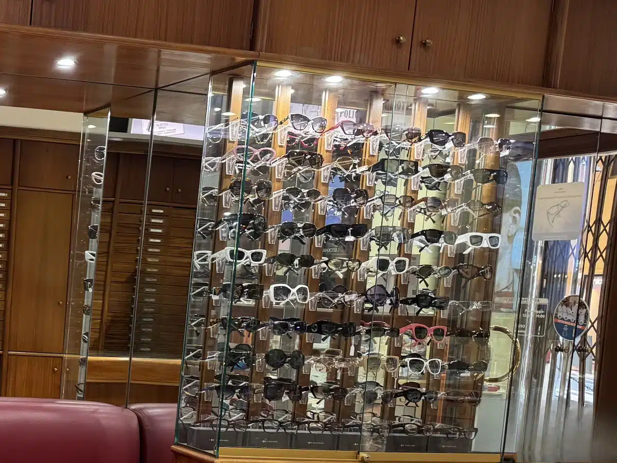 Die Sonnenbrillenvitrine im Geschäft Poliottica in Imperia Oneglia Die Sonnenbrillenvitrine im Geschäft Poliottica in Imperia Oneglia