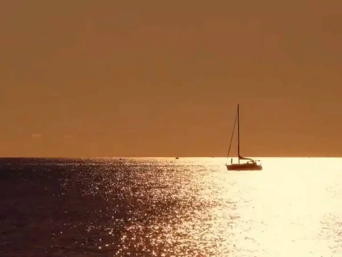 Segelboot bei Sonnenuntergang auf dem Meer von Imperia, aus dem Video von Occhiali Imperia