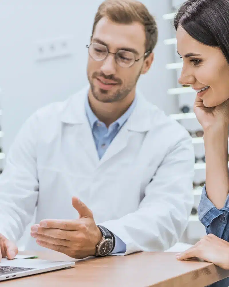 Optiker erklärt einer Kundin den Oltrevisus-Ablauf Optiker erklärt einer Kundin den Oltrevisus-Ablauf