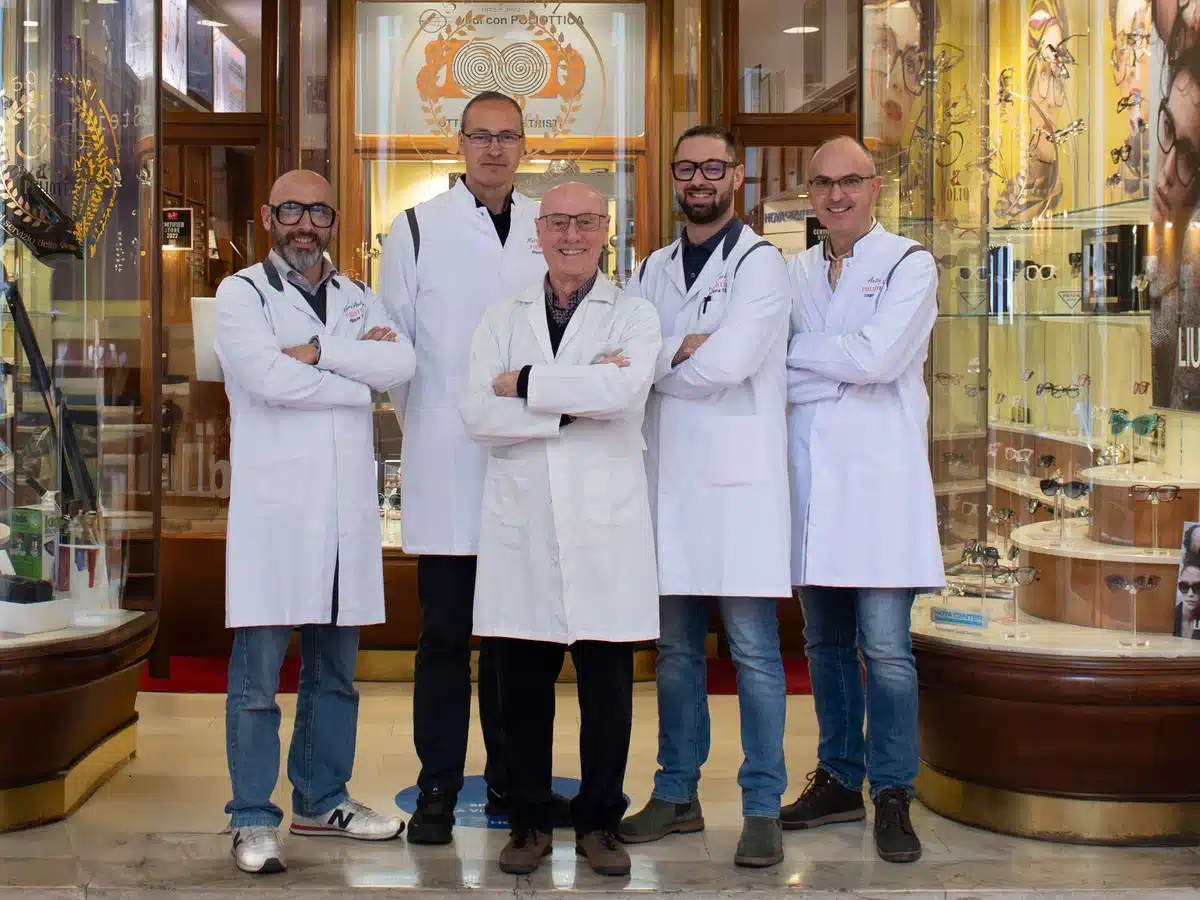 Il team di Poliottica davanti all'ingresso del negozio di Imperia Oneglia Il team di Poliottica davanti all'ingresso del negozio di Imperia Oneglia