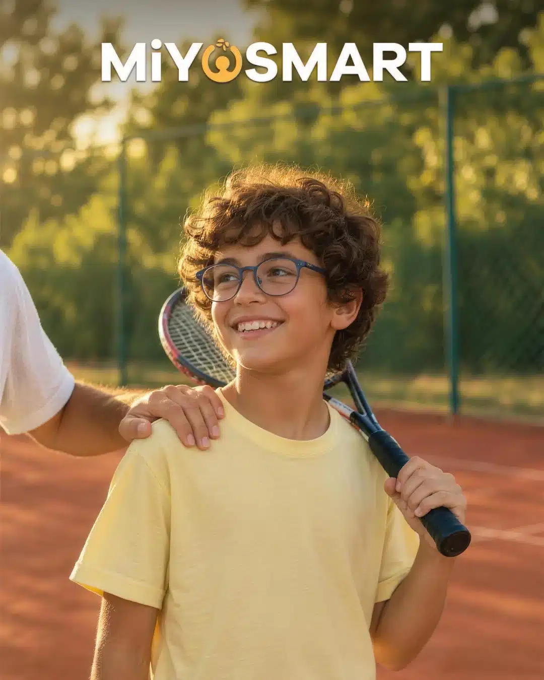 Kind mit Brille und Tennisschläger, Programma MiYOSMART bei Poliottica Kind mit Brille und Tennisschläger, Programma MiYOSMART bei Poliottica