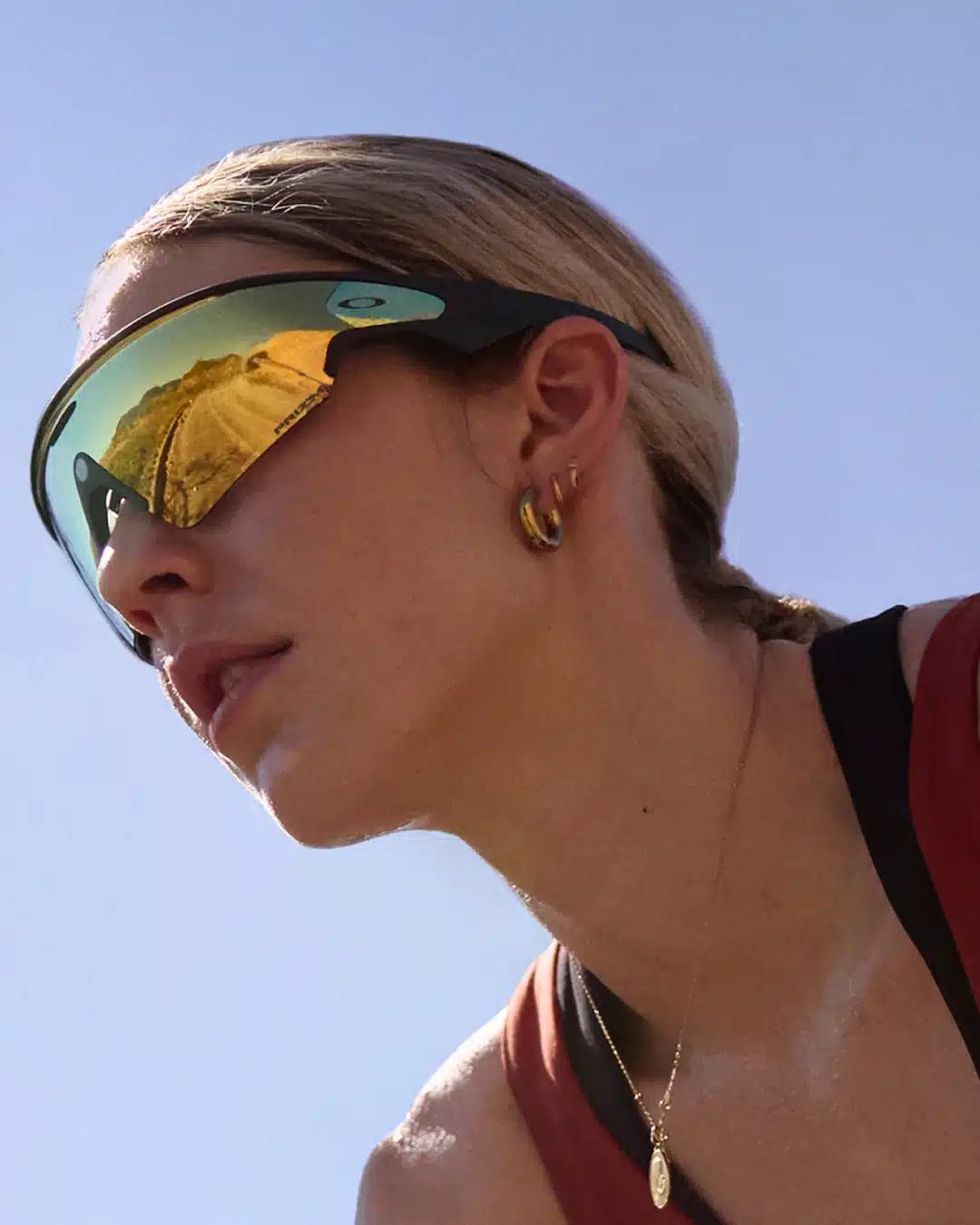 Athlète avec les lunettes connectées Oakley Meta Vanguard Athlète avec les lunettes connectées Oakley Meta Vanguard